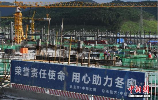 6月28日，河北張家口冬奧會太子城冰雪小鎮(zhèn)項目現(xiàn)場。太子城冰雪小鎮(zhèn)項目位于2022年冬奧會張家口賽區(qū)核心區(qū)，連接張家口賽區(qū)云頂和古楊樹兩個競賽場館群，建成后將承擔(dān)賽時核心區(qū)配套保障功能，提供冬奧頒獎、貴賓接待、交通換乘、休閑娛樂等服務(wù)，賽后將成為一座國際化四季度假小鎮(zhèn)。 中新社記者 楊艷敏 攝