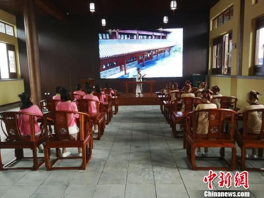 學(xué)生們?cè)诖笤瓡?shū)院誦讀國(guó)學(xué)經(jīng)典?！⊥貔i 攝