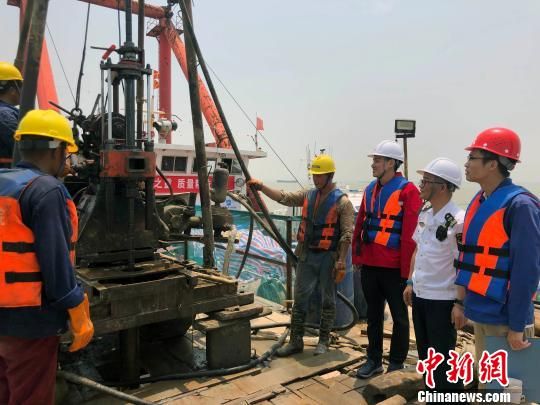 圖為勘察設計人員與常熟海事局執(zhí)法船在現(xiàn)場配合鉆探施工?！∥赫?攝