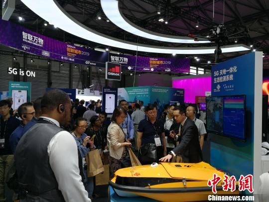 圖為現(xiàn)場(chǎng)人員講解5G“天地一體化”生態(tài)檢測(cè)系統(tǒng)?！∪伟厮?攝