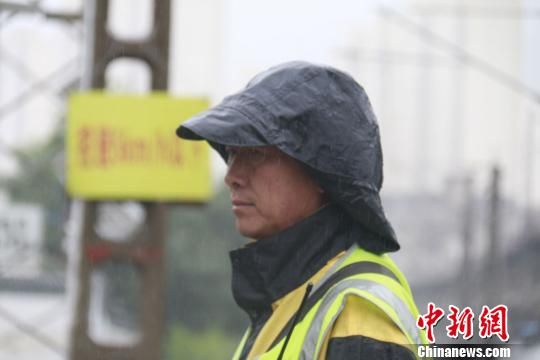 蘭州西工務段蘭州線路車間防護員雨中巡查。　王光輝 攝