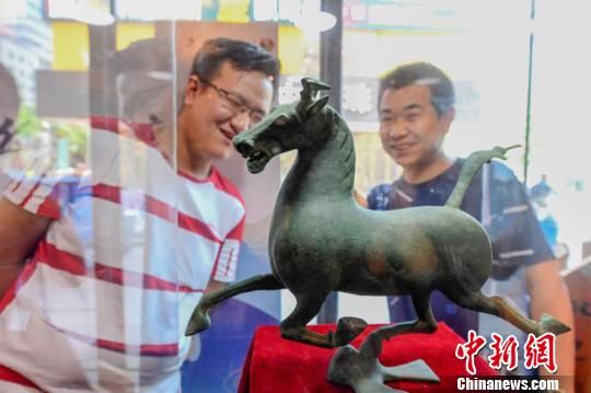 甘肅省博物館將榮登《國家寶藏》的文物銅奔馬和人頭形器口彩陶瓶搬到了絲路如意餐廳，讓顧客在餐廳內(nèi)就能近距離的和文物面對面?！＄娦?攝