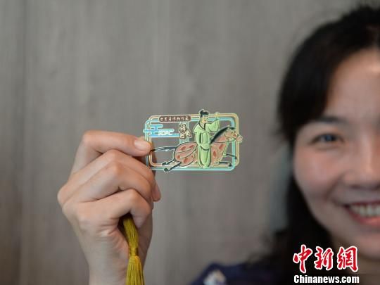 絲路主題餐廳內(nèi)推出的文創(chuàng)產(chǎn)品?！＄娦?攝