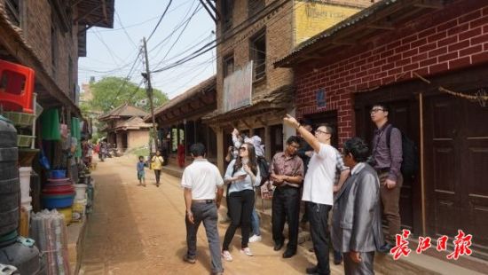 在尼泊爾，武漢市土地利用和城市空間規(guī)劃研究中心設(shè)計(jì)團(tuán)隊(duì)現(xiàn)場(chǎng)踏勘。(武漢市土地利用和城市空間規(guī)劃研究中心 供圖)