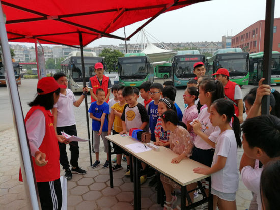 志愿者教小朋友垃圾分類的相關(guān)知識。連柏梁 攝