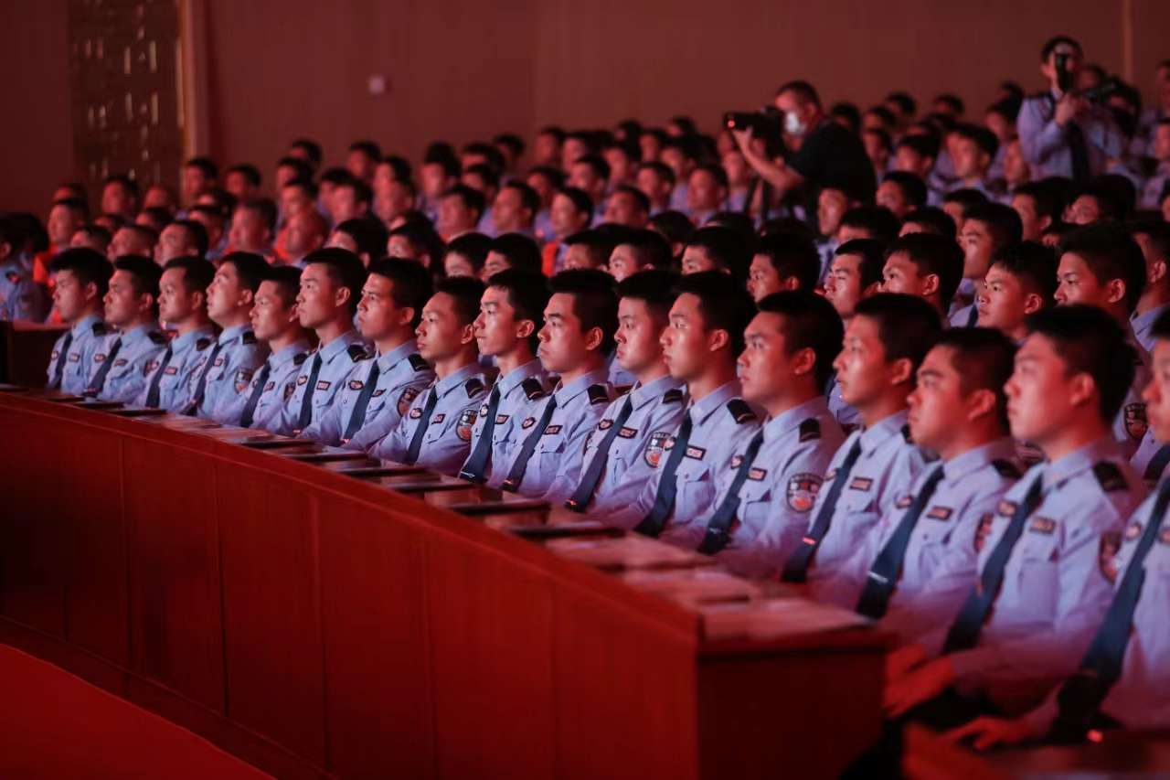 “平安印跡 忠誠警魂”湖北公安英模先進(jìn)事跡報告會舉行