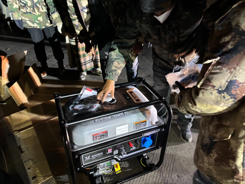 震區(qū)所需 重慶所能！重慶首批救援物資跨越千里抵達雪域高原