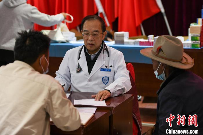 北京大學(xué)人民醫(yī)院心臟中心副主任、博士生導(dǎo)師王偉民為農(nóng)牧民問診?！〗w波 攝