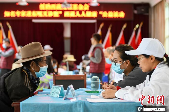 圖為9月11日，西藏日喀則桑珠孜區(qū)東嘎鄉(xiāng)義診現(xiàn)場。　江飛波 攝