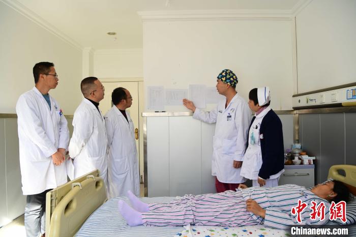 圖為何蔚副主任醫(yī)師(站右二)及團(tuán)隊術(shù)后對患者的肌肉訓(xùn)練、蛋白飲食等制定了每半日的康復(fù)計劃。　貢嘎來松 攝