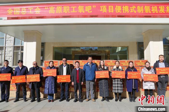 圖為發(fā)放儀式現(xiàn)場(chǎng)?！⊥趵?攝