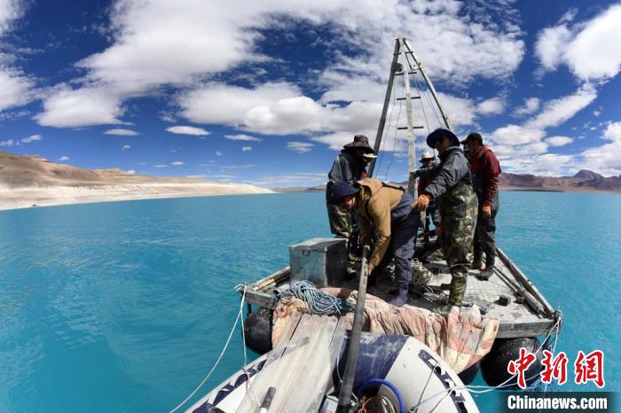 科考隊(duì)員在湖泊鉆探平臺(tái)上小心搬運(yùn)采集的巖芯樣品?！?lt;a target='_blank' ><p  align=