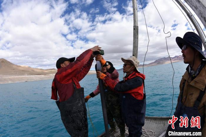 科考隊(duì)員在湖泊鉆探平臺(tái)上包裝采集的巖芯樣品?！?lt;a target='_blank' ><p  align=