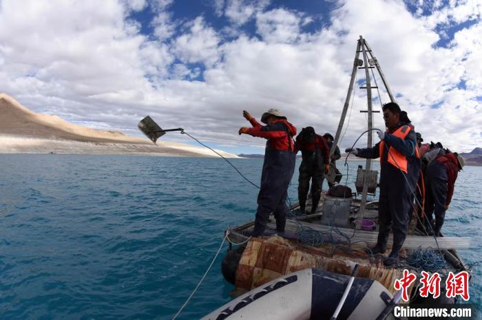 科考隊(duì)員在湖泊鉆探平臺(tái)上拋固定平臺(tái)的錨?！?lt;a target='_blank' ><p  align=