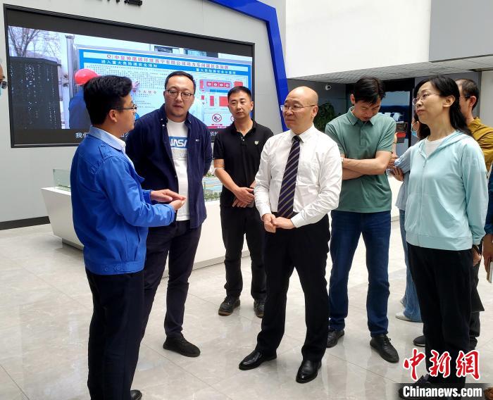 圖為全國政協(xié)委員、農(nóng)工黨青海省委主委王昆(中)在企業(yè)調(diào)研?！」鶟M福 供圖