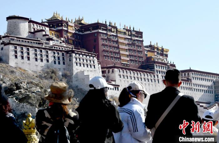 4月17日，游客在拉薩布達(dá)拉宮觀景臺(tái)拍照留念?！±盍?攝