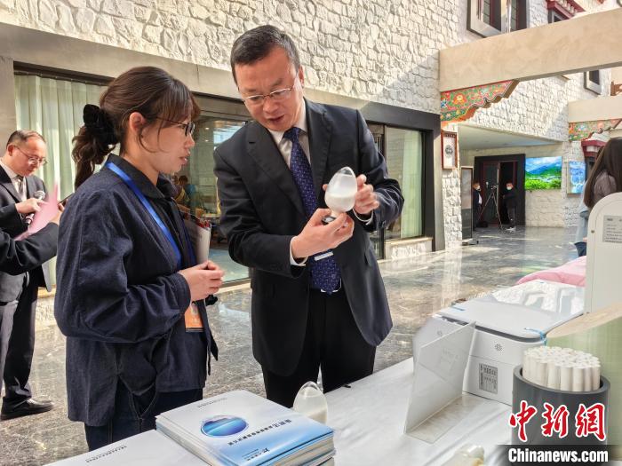 圖為簽約企業(yè)現(xiàn)場推介自己的產(chǎn)品?！≮w延 攝