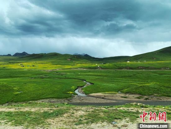 自2005年啟動三江源生態(tài)保護和建設工程以來，果洛州共治理黑土灘315.11萬畝，使果洛州生態(tài)環(huán)境15年來得到明顯好轉?！O睿 攝