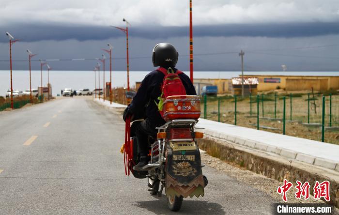 圖為白瑪從家中前往湖邊巡邏。　趙朗 攝