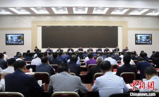  圖為青海省生態(tài)環(huán)境保護(hù)警示教育大會現(xiàn)場?！?zhí)砀！z 　　