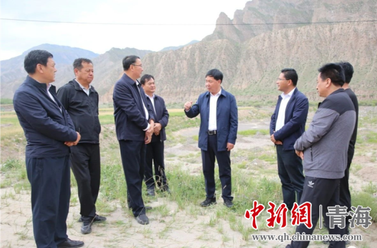 圖為黃南州有關(guān)領(lǐng)導(dǎo)現(xiàn)場踏勘、督導(dǎo)生態(tài)環(huán)保責(zé)任落實(shí)情況現(xiàn)場。黃宣攝