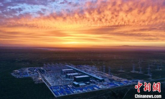 圖為朝霞下的青南換流站?！W(wǎng)青海檢修公司供圖 　　