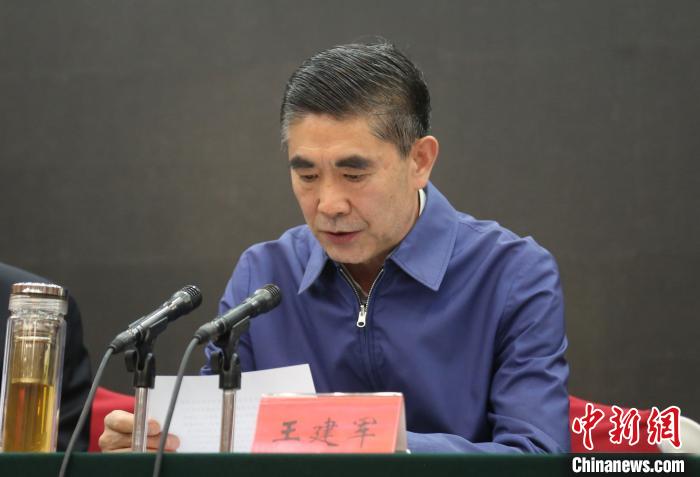 圖為青海省委書記王建軍出席會議并作講話?！?zhí)砀?攝