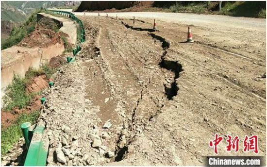 圖為發(fā)生路基下沉滑移險(xiǎn)情的路段。果洛公路總段供圖