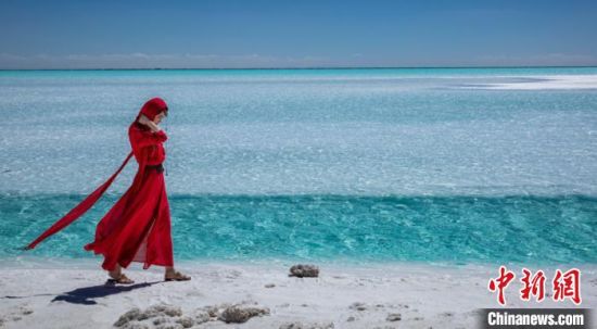 圖為地處柴達木盆地的東臺吉乃爾湖?！∧獑⒚鳌z