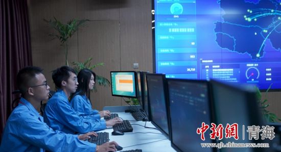 圖為國網青海電力大數(shù)據(jù)中心工作人員正在監(jiān)控綠電相關數(shù)據(jù)。王國棟攝