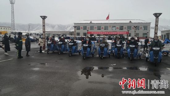 圖為環(huán)衛(wèi)設(shè)施集中發(fā)放儀式現(xiàn)場。甘恩超 攝