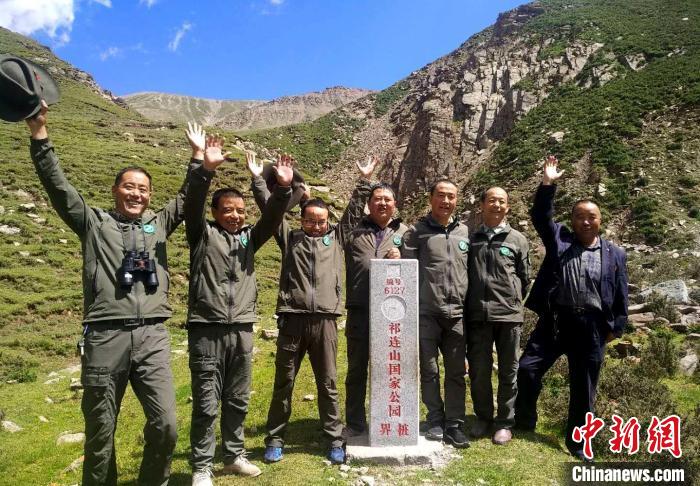 圖為管護(hù)員們難得的一次合影。受訪者供圖