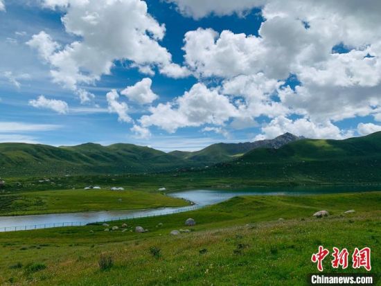 圖為果洛州境內(nèi)的年保玉則。（資料圖）　孫?！z