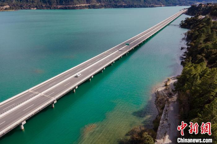 資料圖為西藏拉薩至林芝高等級公路多布湖風光。　江飛波 攝