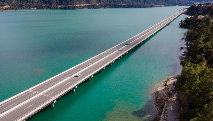 資料圖為西藏拉薩至林芝高等級(jí)公路多布湖風(fēng)光?！〗w波 攝