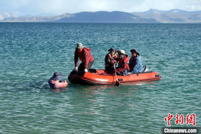 科考隊(duì)員乘充氣快艇考察扎日南木錯(cuò)歸來?！?lt;a target='_blank' ><p  align=