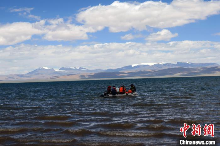 科考隊(duì)員向湖心進(jìn)發(fā)，風(fēng)浪越來(lái)越大?！?lt;a target='_blank' ><p  align=