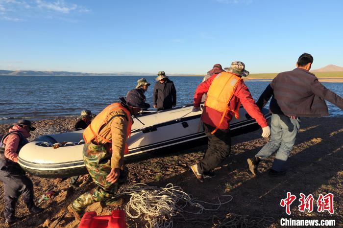 完成達(dá)則錯(cuò)科考任務(wù)，科考隊(duì)員抬充氣快艇上岸?！?lt;a target='_blank' ><p  align=