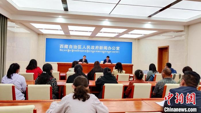 圖為西藏阿里地區(qū)在拉薩召開新聞發(fā)布會(huì)，發(fā)布西藏和平解放70年來阿里地區(qū)經(jīng)濟(jì)社會(huì)發(fā)展成就?！∝暽＠?攝