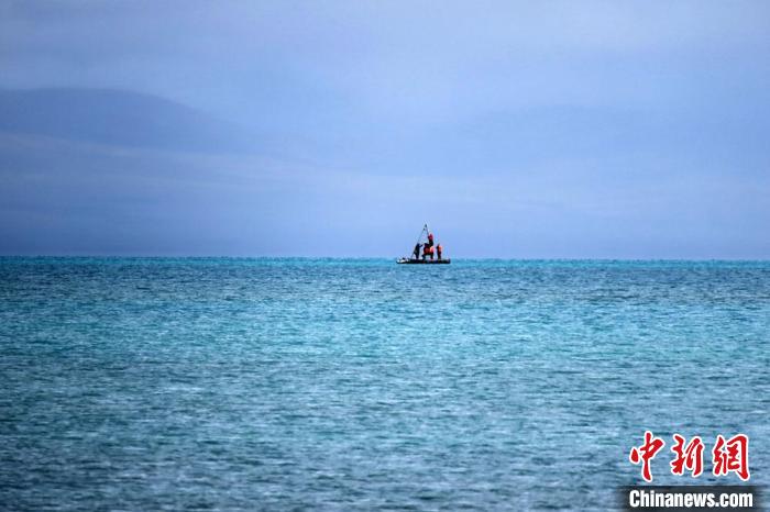 從岸邊營(yíng)地以長(zhǎng)焦鏡頭遠(yuǎn)眺，科考隊(duì)員在巴木錯(cuò)作業(yè)?！?lt;a target='_blank' ><p  align=