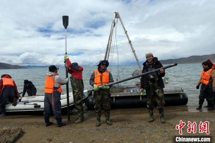 科考隊(duì)員從巴木錯(cuò)采樣歸來(lái)。　<a target='_blank' ><p  align=