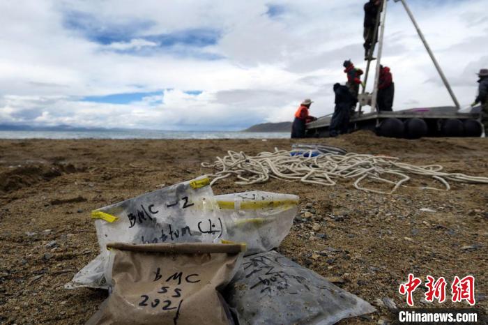科考隊(duì)員從巴木錯(cuò)采集的科研樣品?！?lt;a target='_blank' ><p  align=