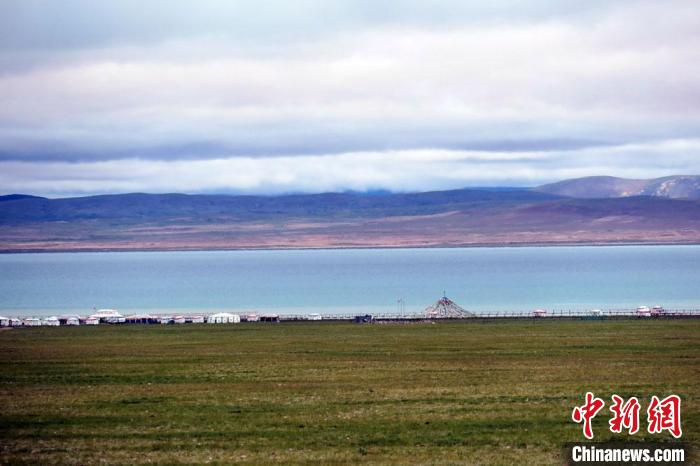 西藏安多縣茲格塘錯岸邊帳篷林立，旅游業(yè)發(fā)展勢頭良好。　<a target='_blank' ><p  align=