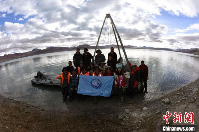 科考隊員在結則茶卡湖岸邊合影?！?lt;a target='_blank' ><p  align=
