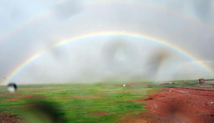 科考隊(duì)員在茲格塘錯(cuò)采樣返程途中，高原風(fēng)雨彩虹送行?！?lt;a target='_blank' ><p  align=