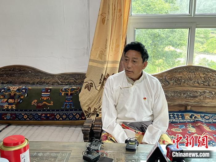巴卡村黨支部書記、村委會(huì)主任尼瑪次仁。周璟 攝
