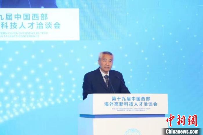 全國政協(xié)副主席、九三學社中央常務(wù)副主席邵鴻出席論壇并致辭?！∷拇ㄊ∥y(tǒng)戰(zhàn)部供圖