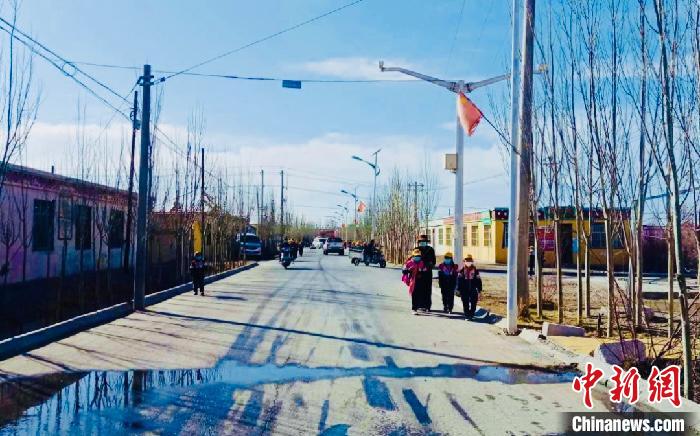 圖為黃河源昆侖社區(qū)馬路的一角?！「駹柲臼形麄鞑?供圖
