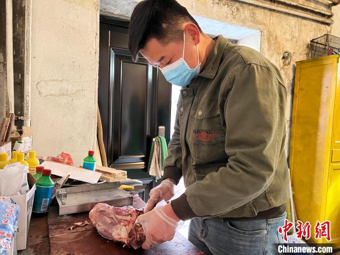 圖為雪豹“奶爸”史壽軍正在準(zhǔn)備投喂雪豹的食材?！●R銘言 攝