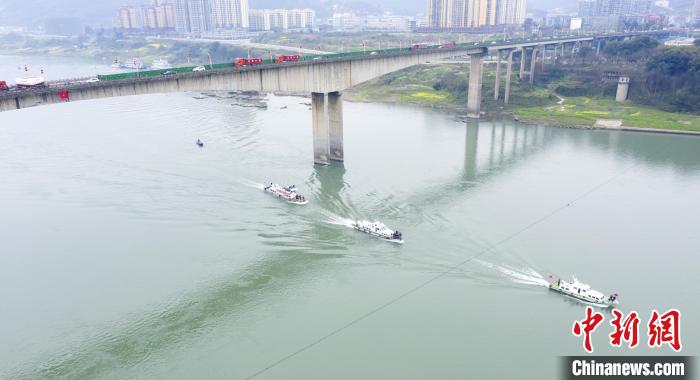 聯(lián)合巡江守護活動現(xiàn)場?！〗部h融媒體中心 攝